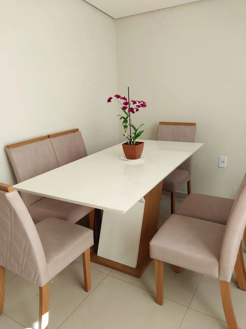 Conjunto de mesa com 6 cadeiras 