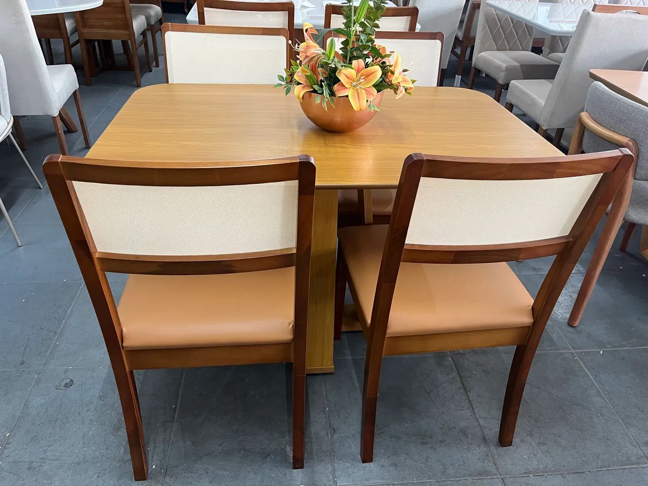 Mesa completa com cadeiras de madeira 