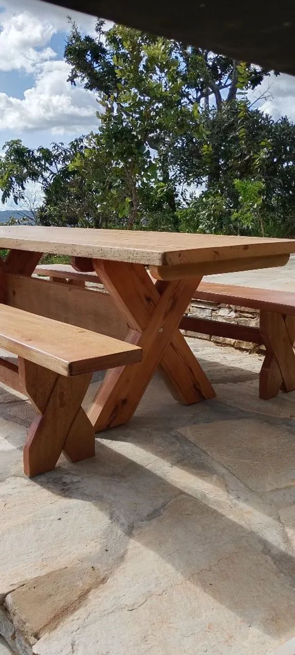 Mesa rústica de madeira maciça 
