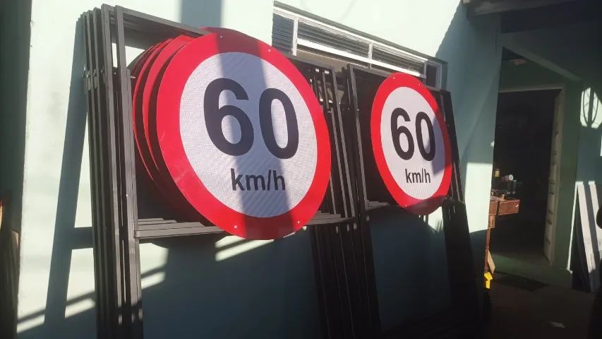 placas e cavaletes para sinalização de obra - Foto 4
