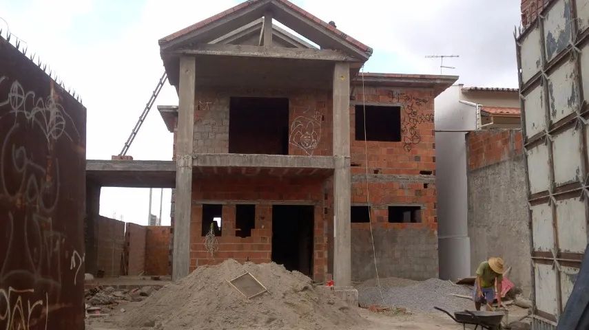 Vendo terreno com casa dúplex para o comprador terminar.