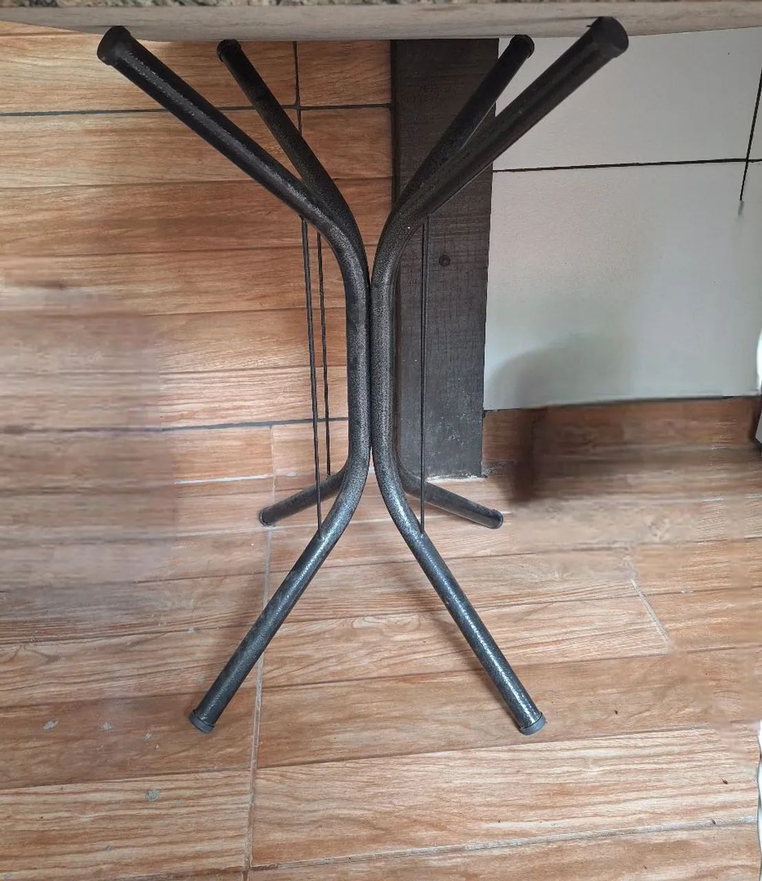 Mesa quadrada com tampo em pedra granitada  - Foto 3