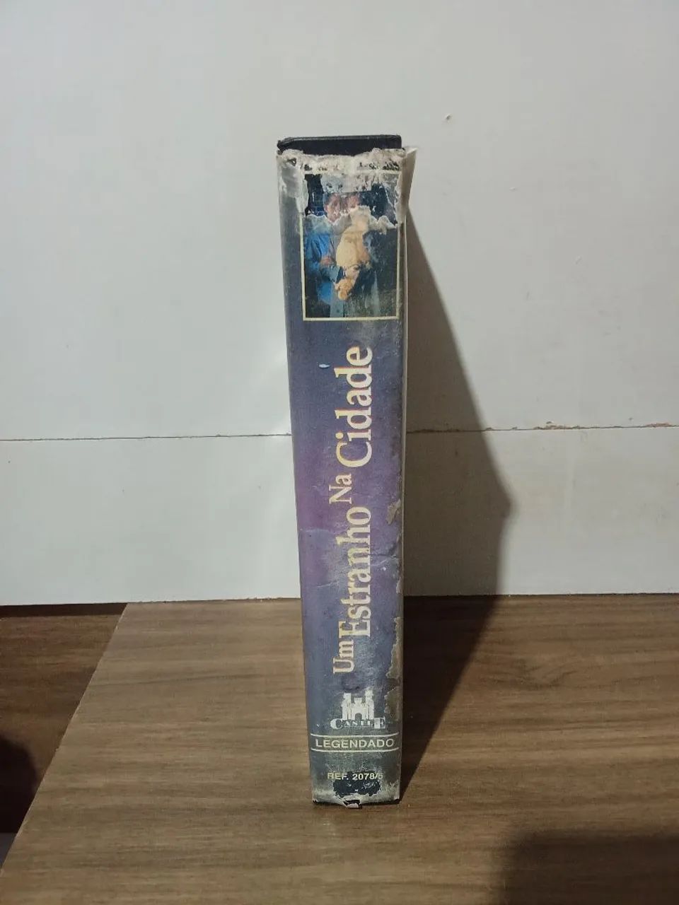 Vhs filme um estranho na cidade (legendado) - Foto 3