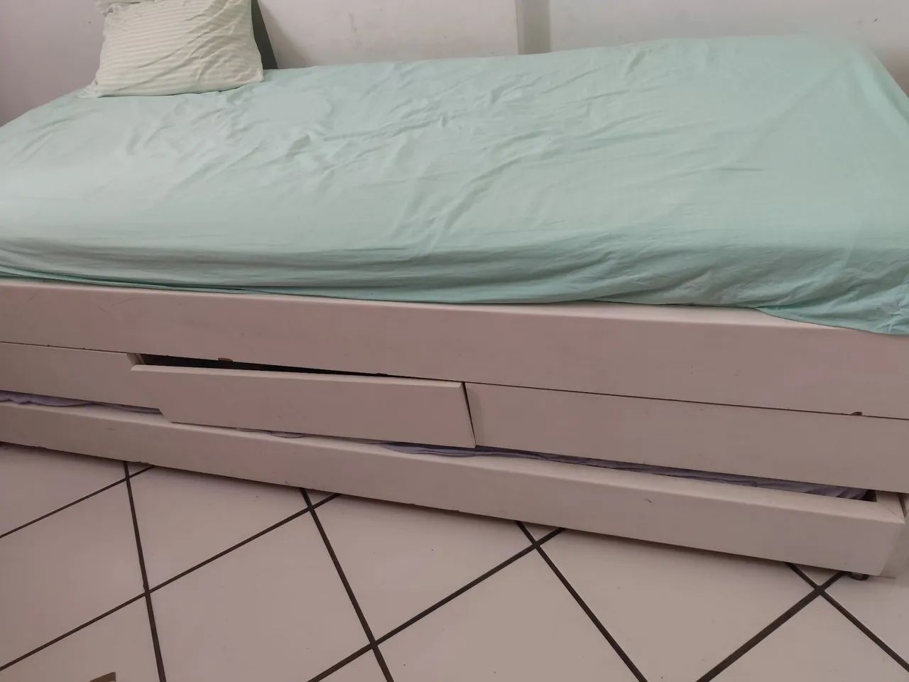 Cama com 2 colchões e 3 gavetas