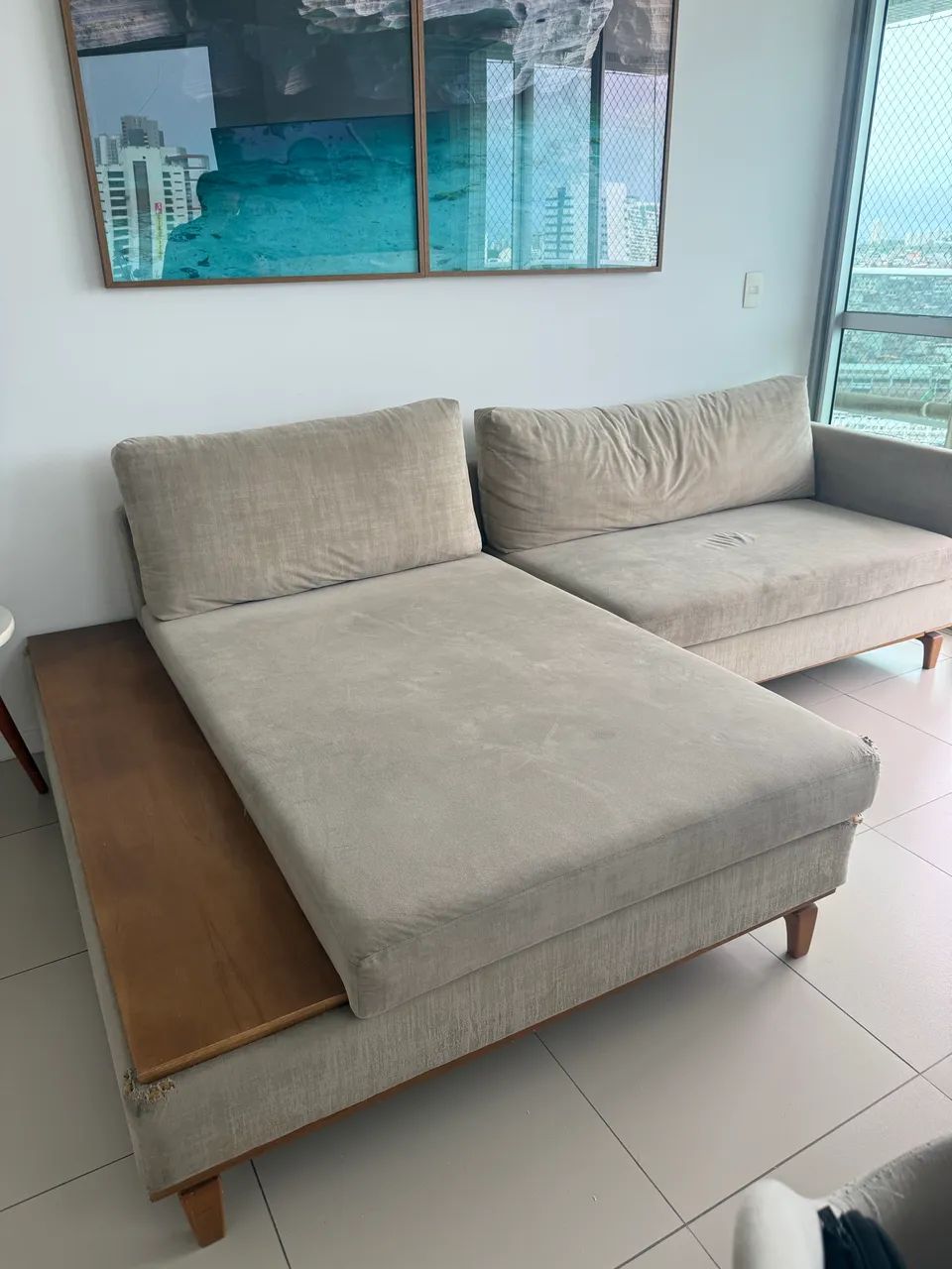 Sofá com chaise estofado e madeira  - Foto 4