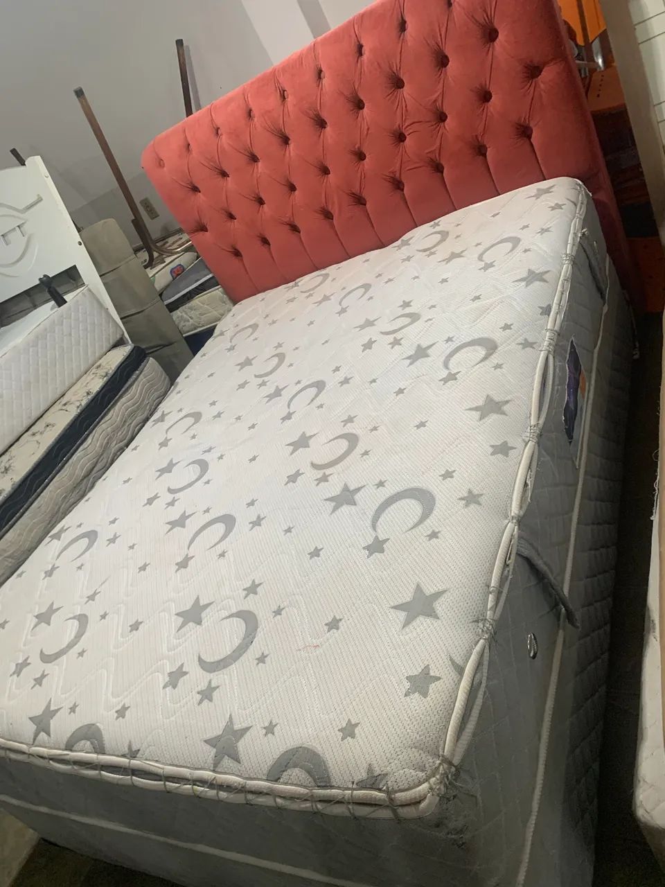 CAMA DE CASAL COM CABECEIRA VERMELHA  - Foto 3