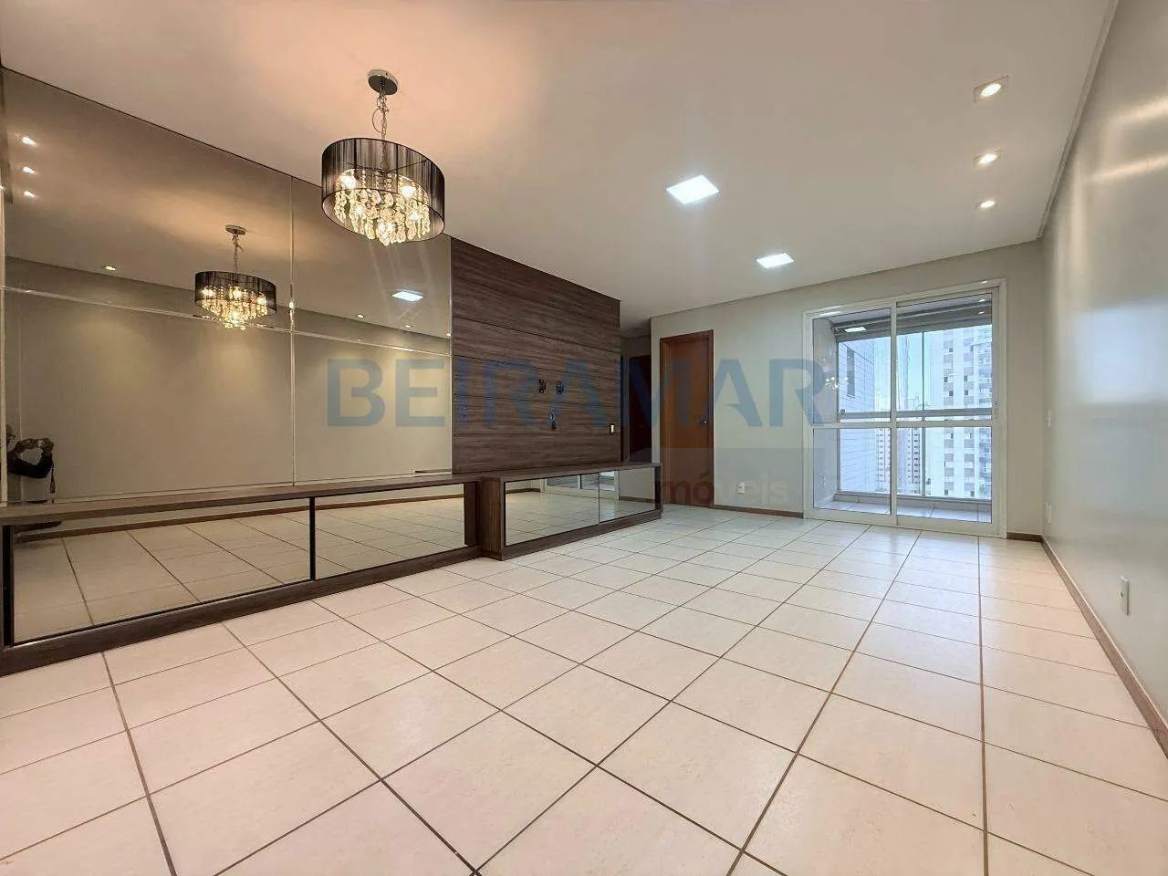 Apartamento Reformado com 3 Quartos com Suíte e duas Semi-Suites, Varanda e Vaga de Garage