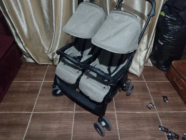 Carrinho de bebe gêmeos 