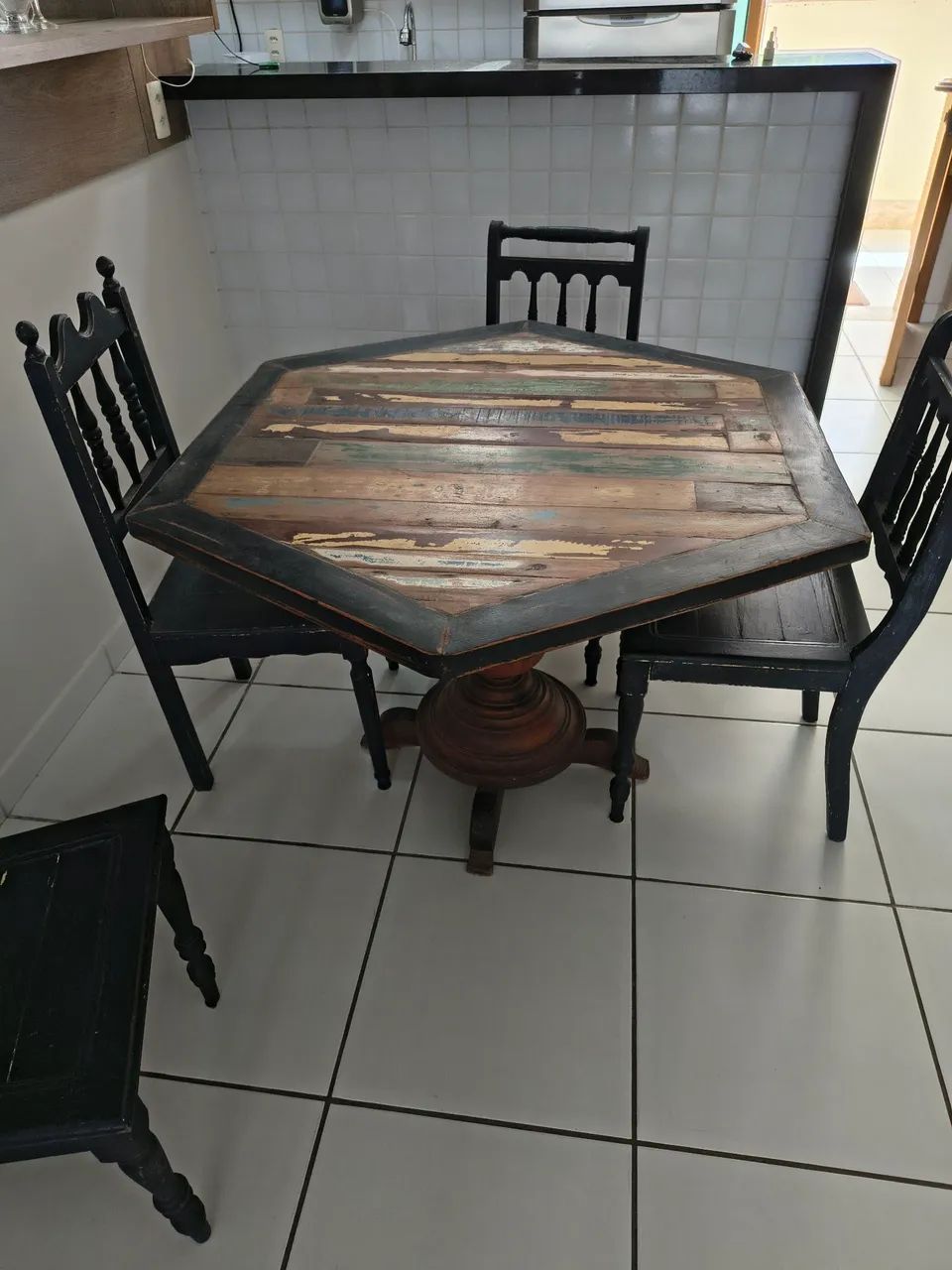Mesa de madeira de demolição com 4 cadeiras - Foto 3
