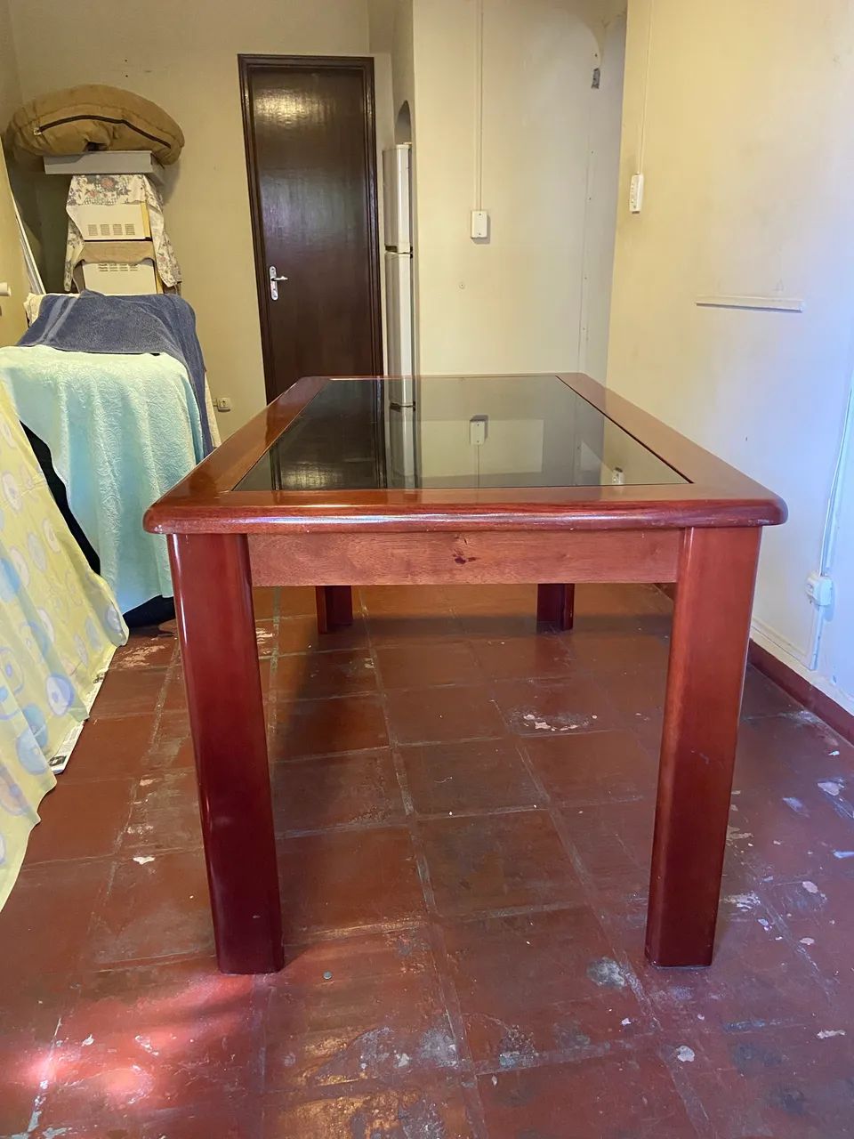 Mesa de jantar em madeira com tampo de vidro. - Foto 2
