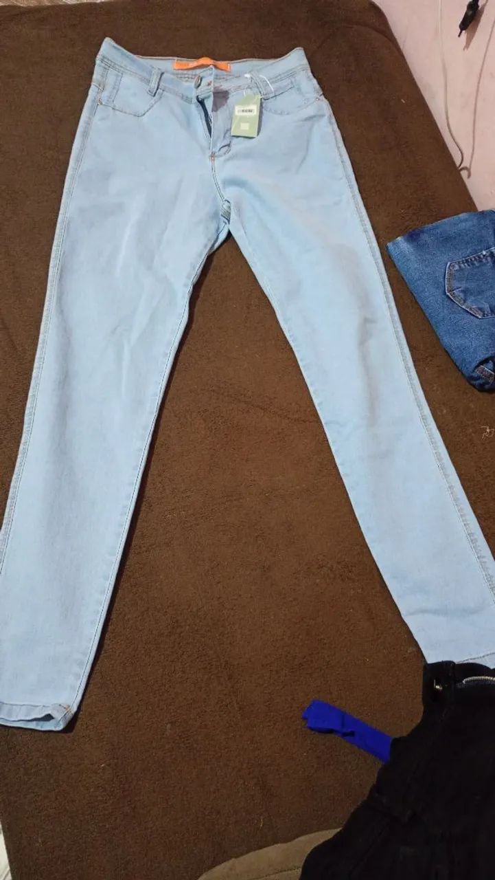 Vendo 2 calça jeans nova nunca foi usada tamanho 42 e 2 short jeans número 44 - Foto 3