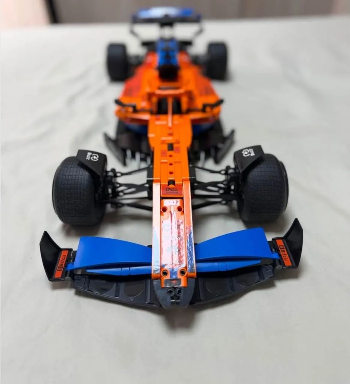 MacLaren F1 já montada com quadro expositor incluso 