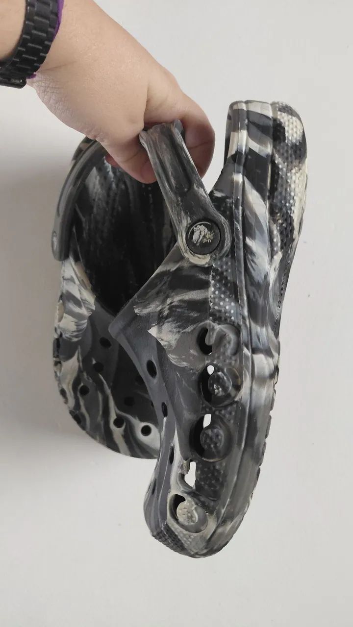 Crocs preto e branco  - Foto 4