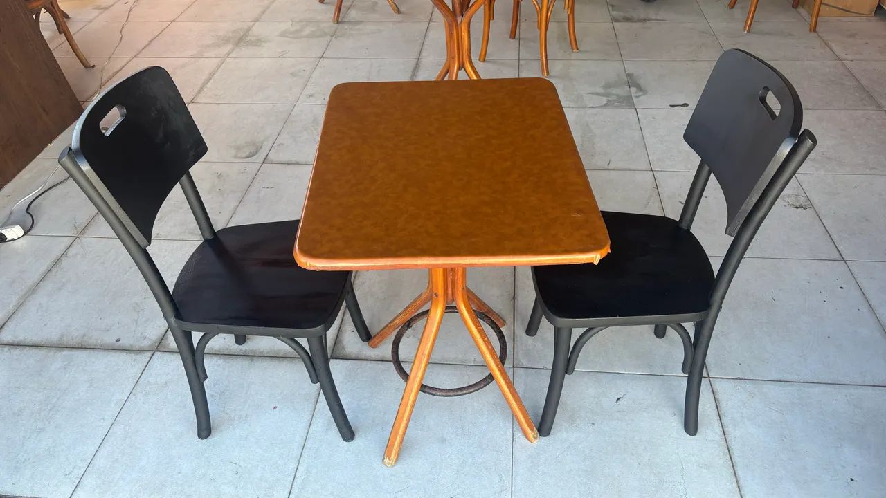 Mesa com 2 cadeiras de madeira  - Foto 4