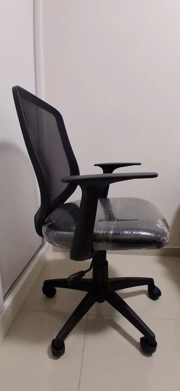Cadeira de escritório, assento com espuma nova. 