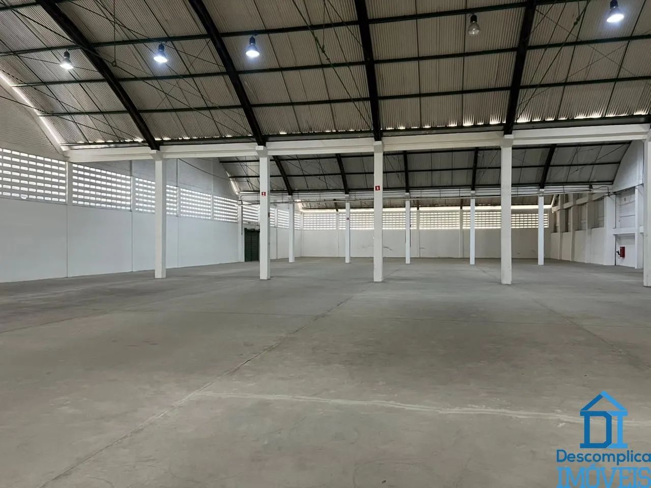 MEGA GALPÃO (2.400 M²) CONDOMÍNIO KS | PÉ DIREITO DE 12M | 3 DOCAS + 2 ACESSOS! - Foto 3