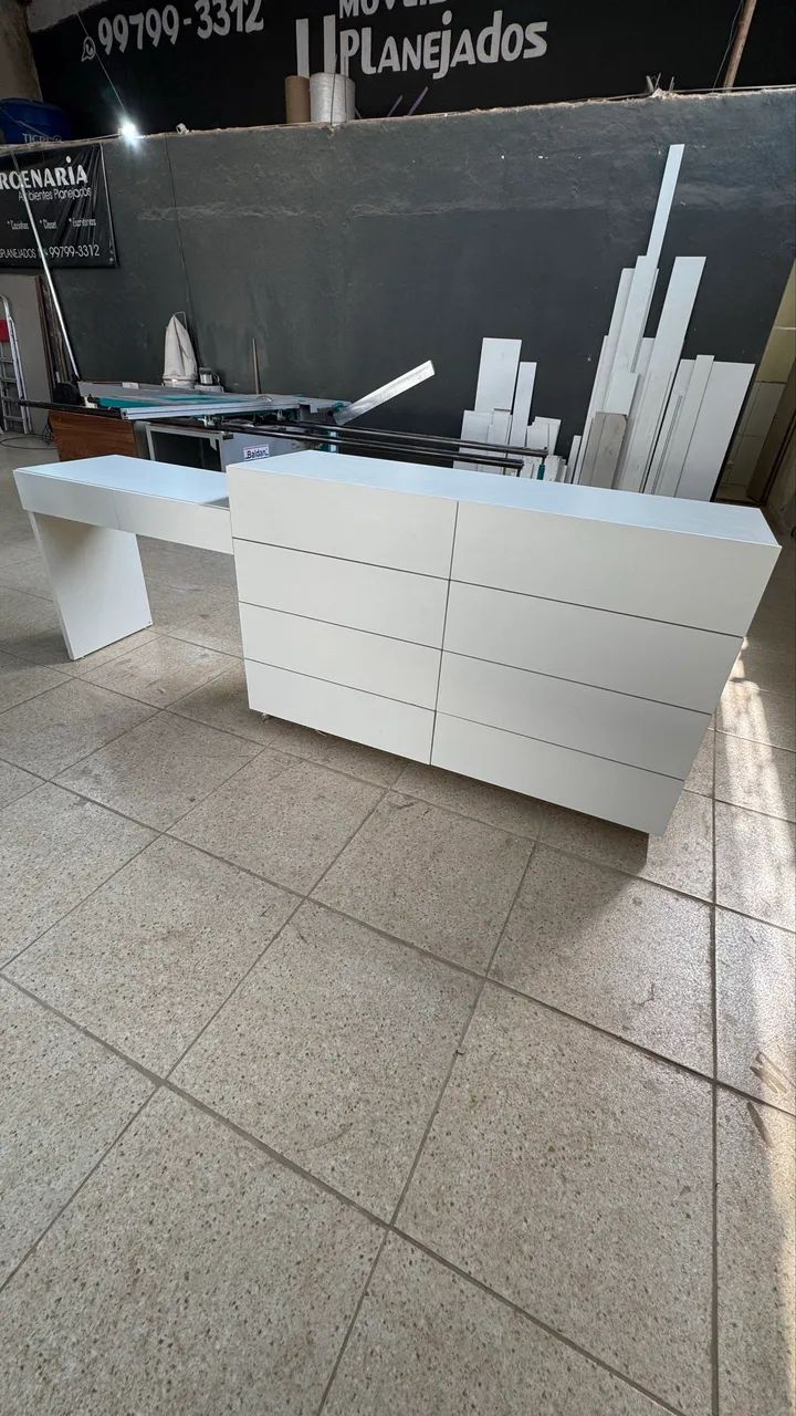 Cômoda branca com penteadeira