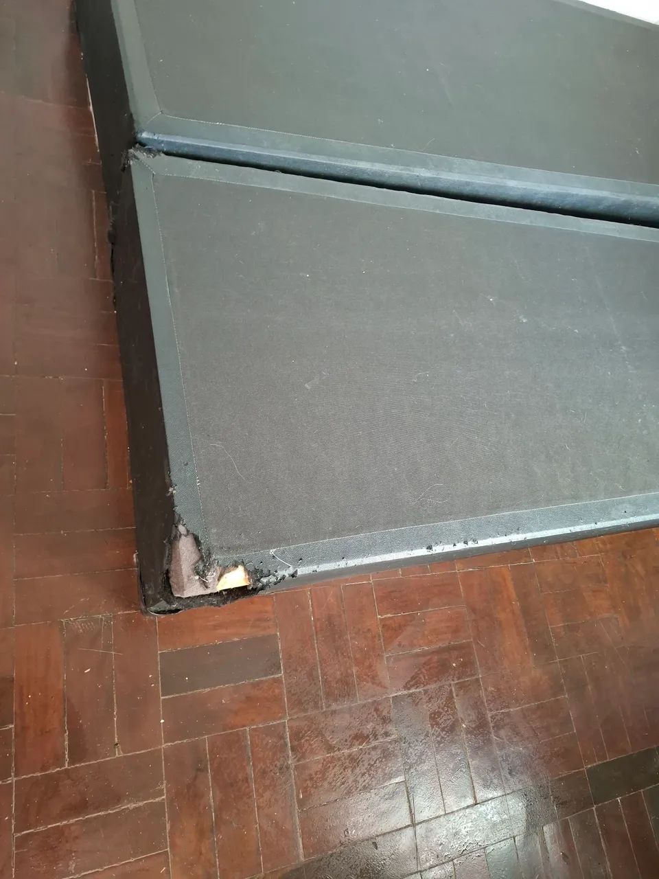 Sofá pequeno e base de cama de casal - Foto 5