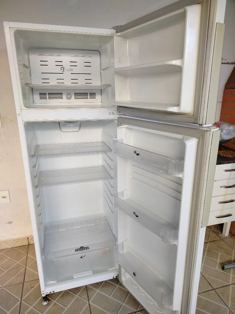 Vende se Geladeira - Funcionando normalmente  - Foto 2