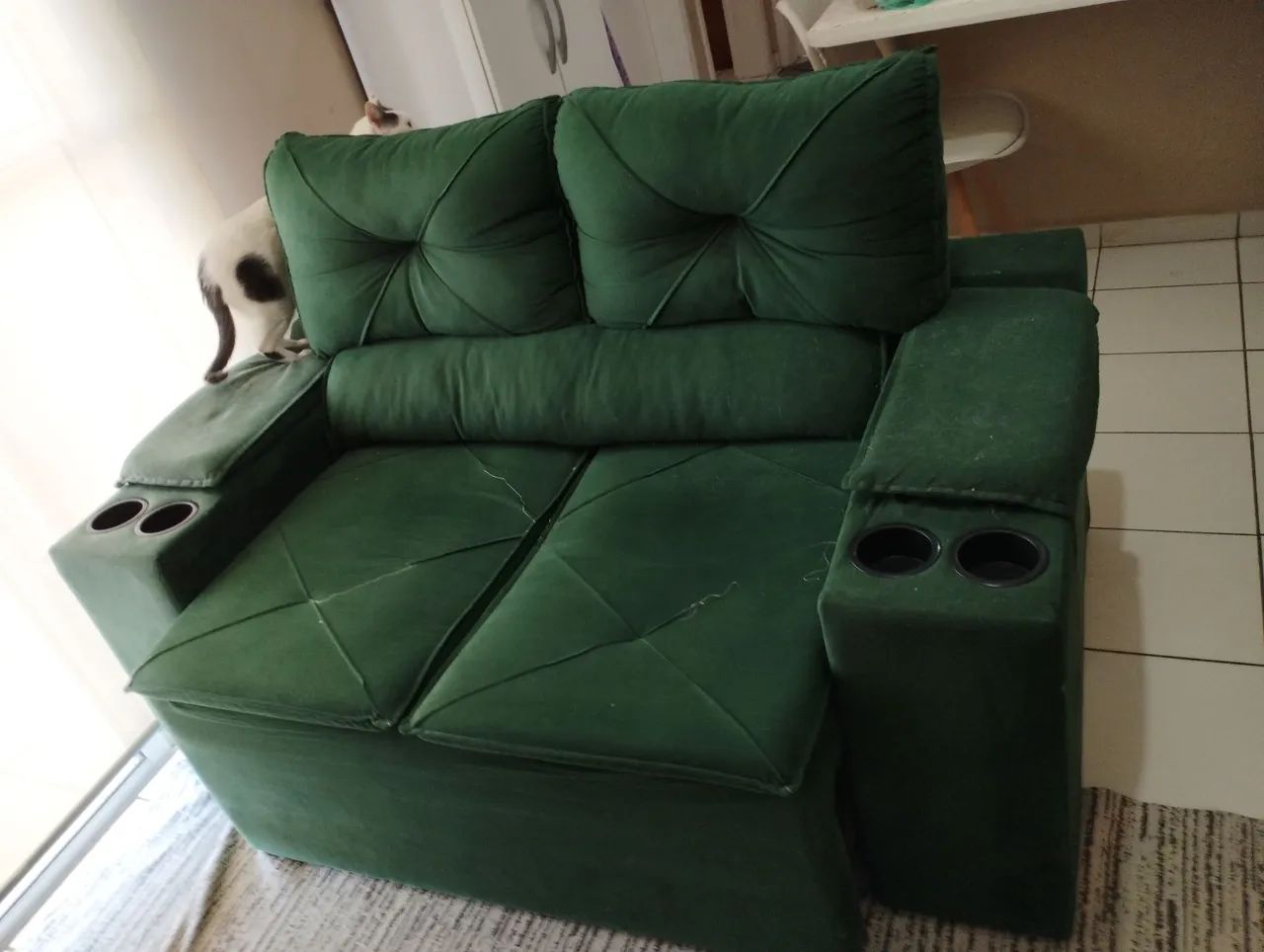 Sofa retrátil 2 lugares com porta copos