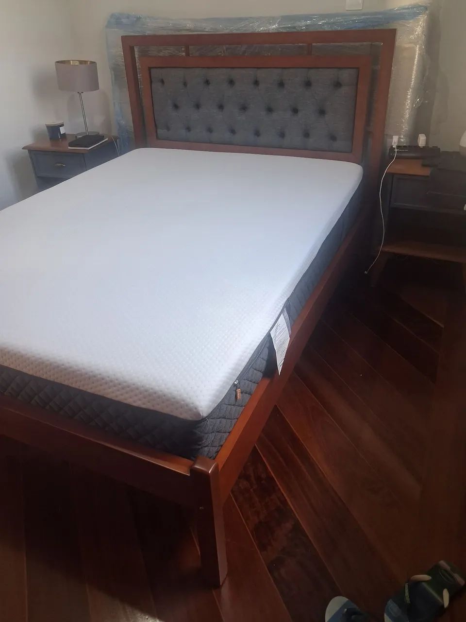Cama de casal com colchão Emma e 2 mesas de cabeceira - Foto 2