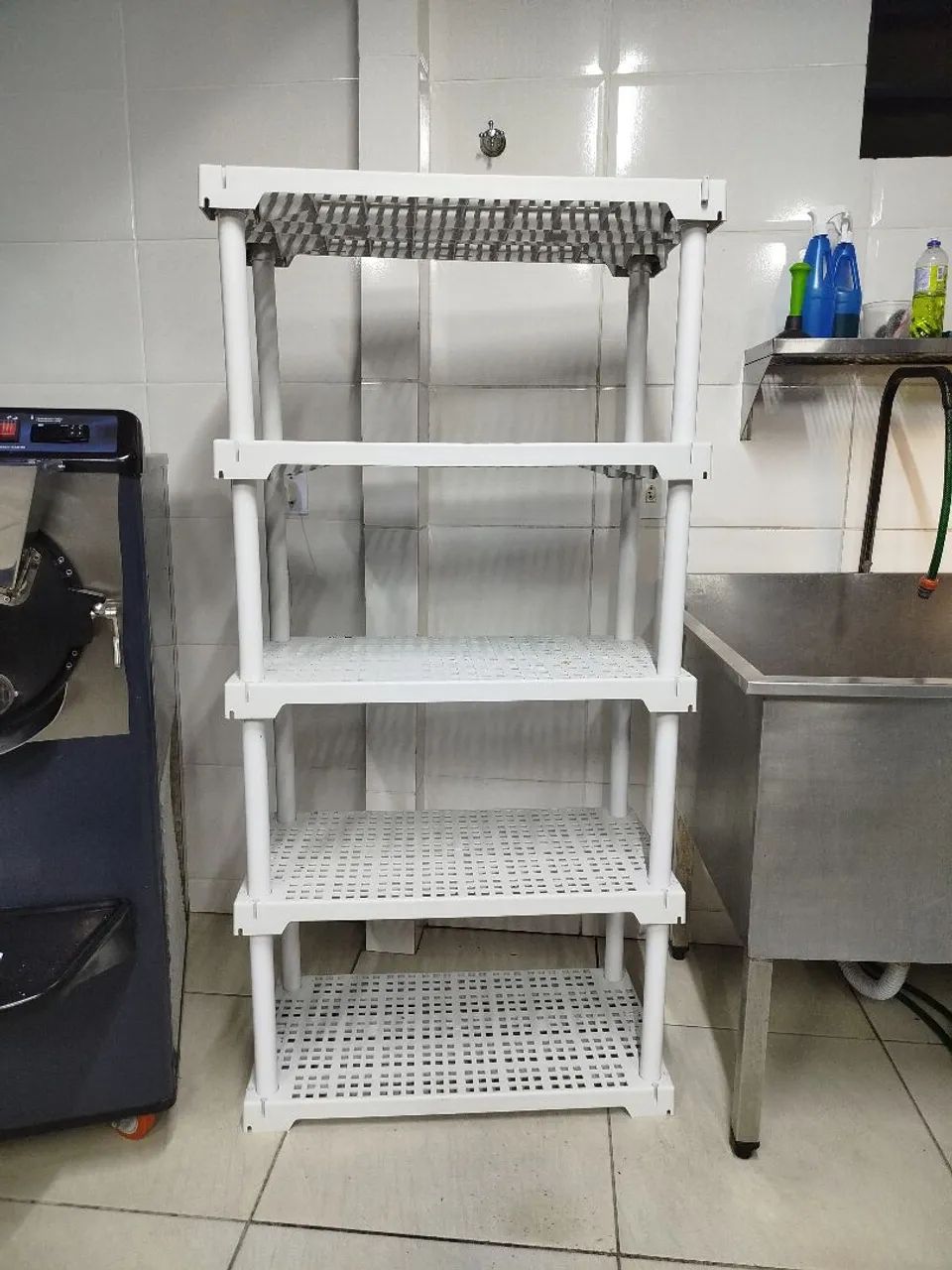 Estante com prateleiras para câmara fria e estoque 