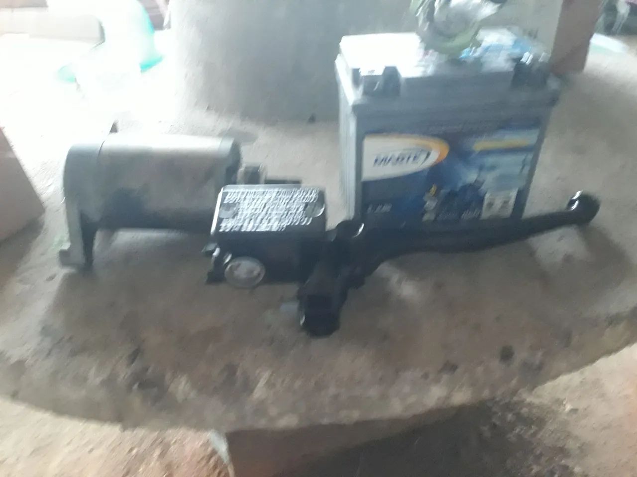 Vendo esses pecas p moto 125 aceito cartao * bateria 100 burrinho de freio120 novo