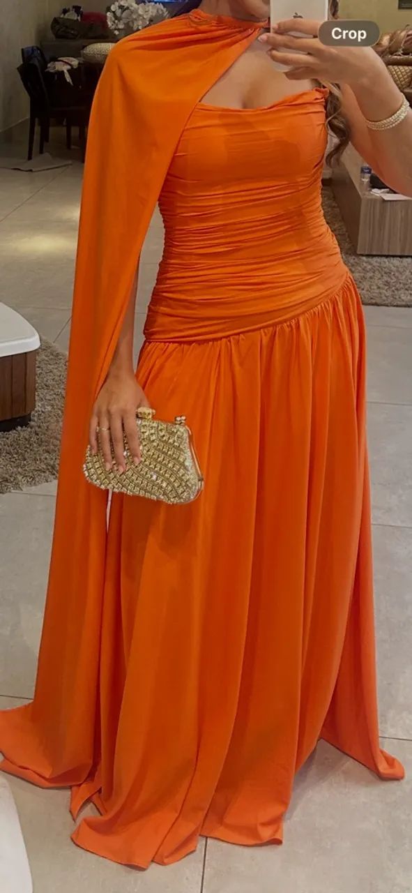 Vestido de festa laranja drapeado com capa - Foto 3