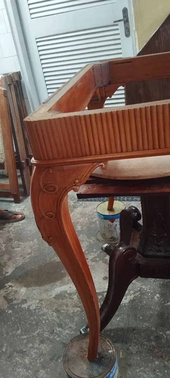 Mesa de madeira com 8 cadeiras  - Foto 3