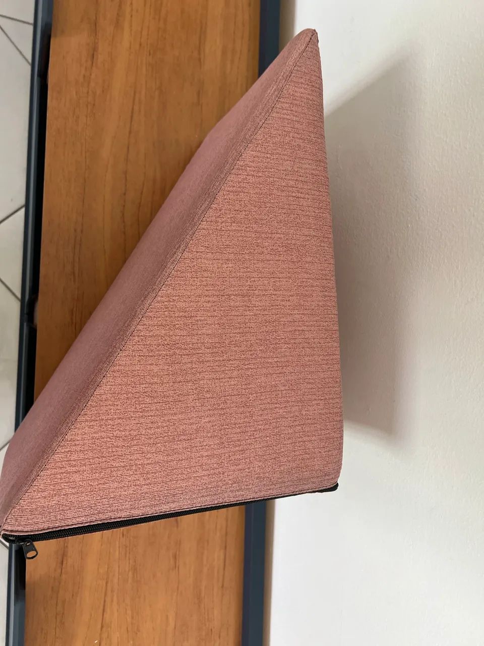 lmofada Encosto Triangular Anatômico com Zíper - Excelente Estado - Foto 4