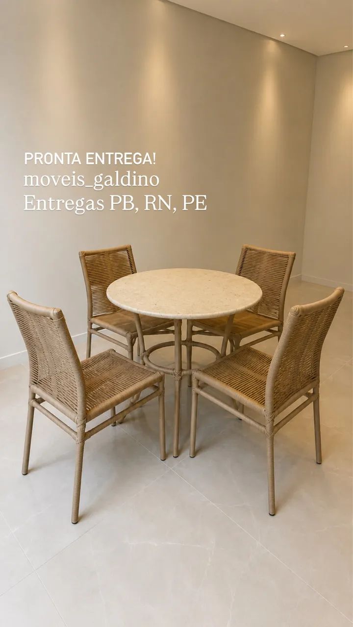Conjunto de quatro cadeiras e mesa 