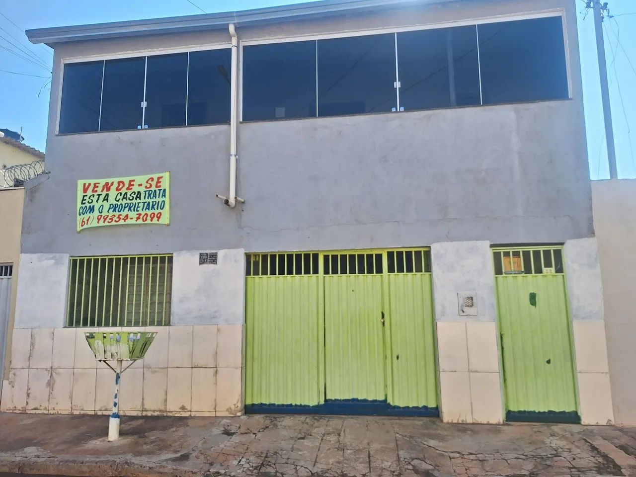 Vende-se está casa com uma laje 