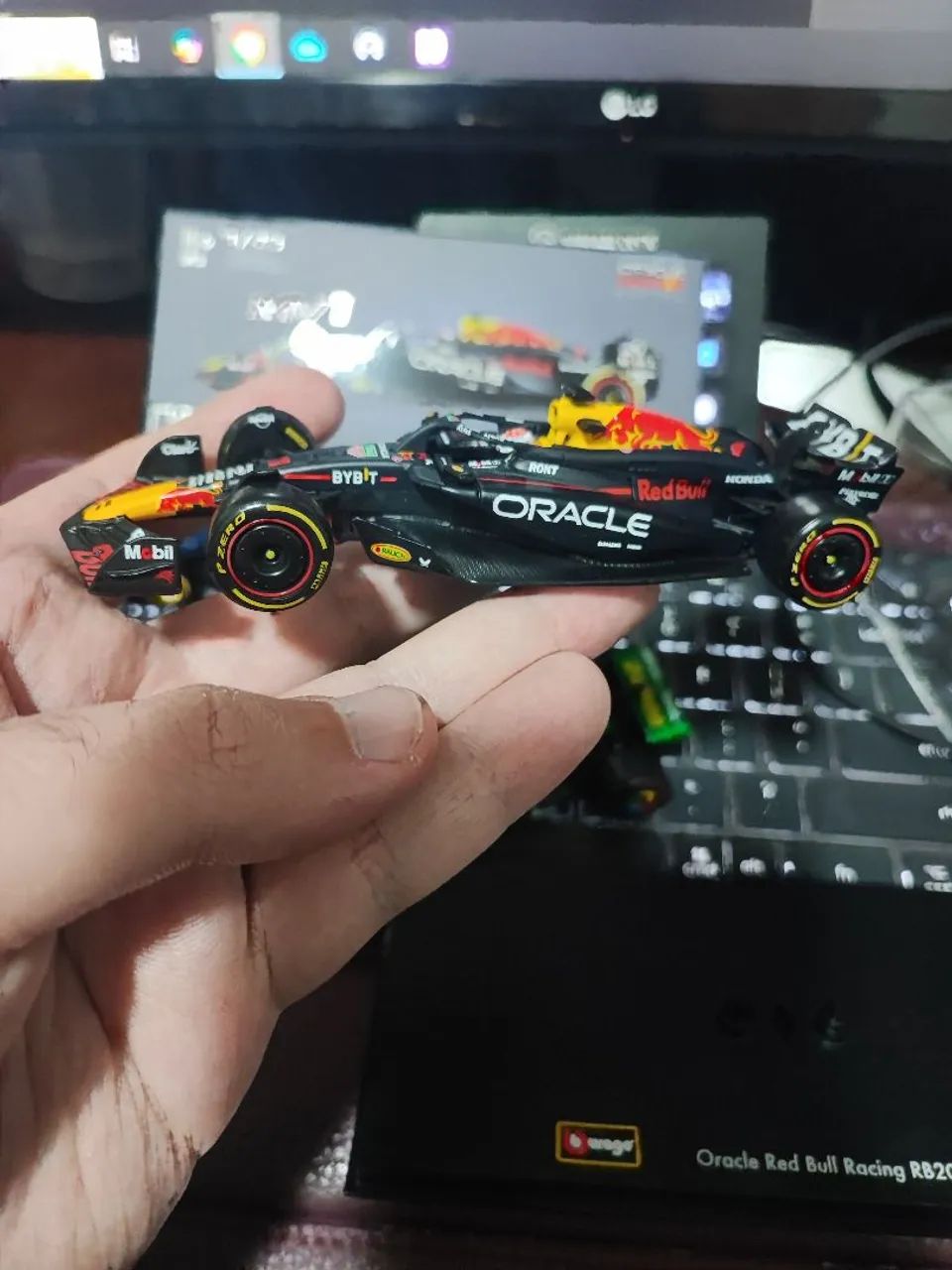 Burago Red Bull Max Verstapen  - Foto 3