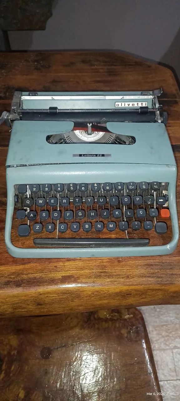 Máquina de datilografar Olivetti Lettera 22