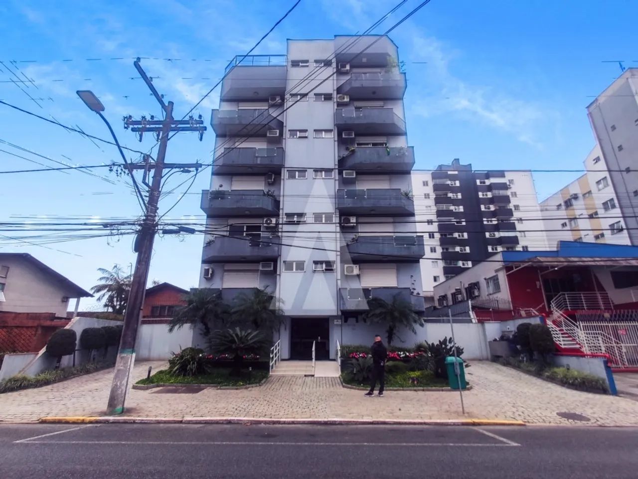 Apartamento com 2 quartos, sacada e 1 vaga de garagem coberta no Centro. - Foto 2