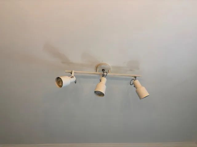 Trilho de iluminação branco com 3 spots direcionáveis. - Foto 2