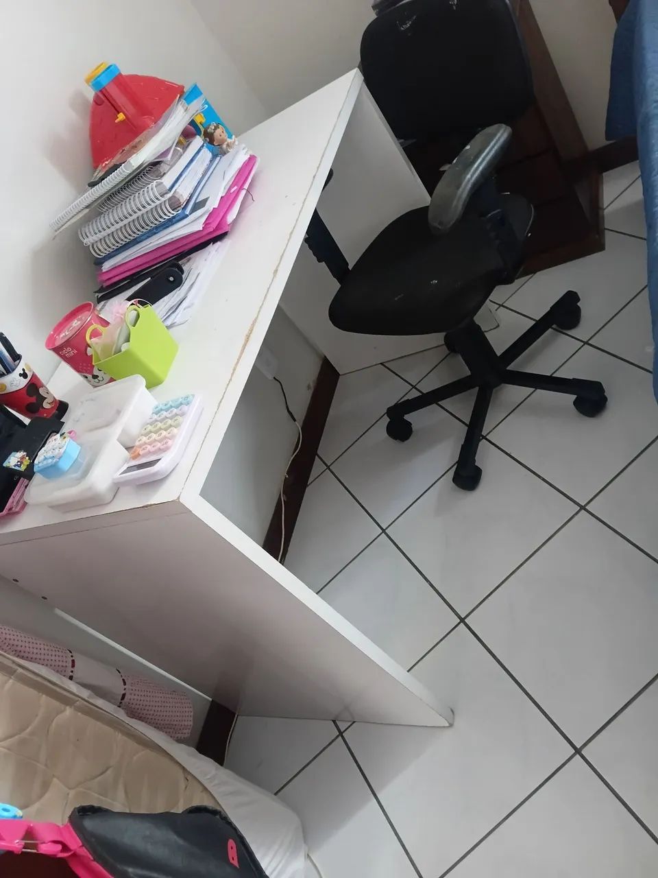 Vendo Escrivaninha e Cadeira