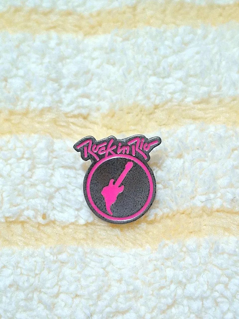 Pin oficial do Rock in Rio 2022 modelo rosa