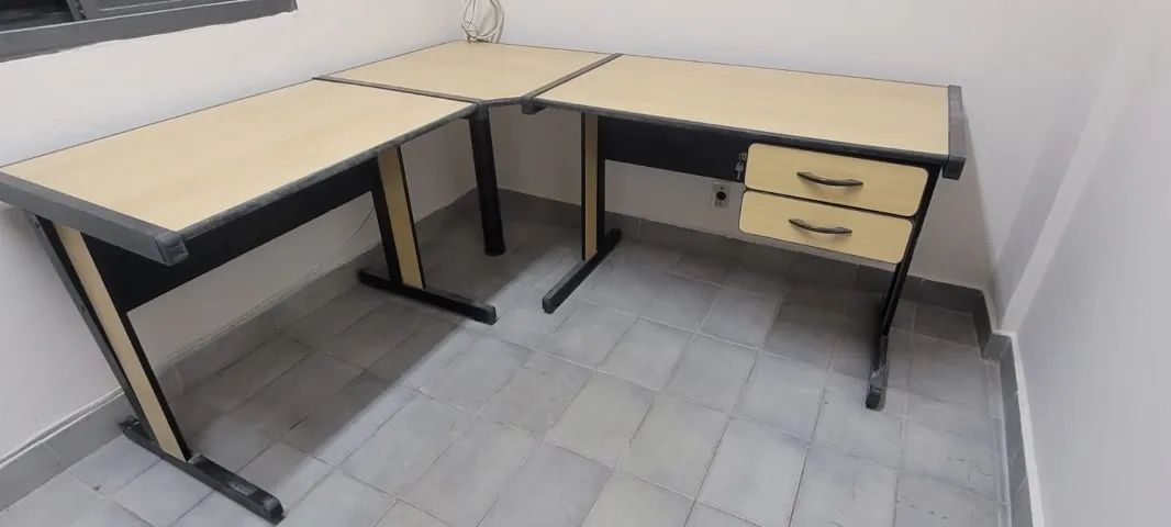 Mesa de Escritório em L Ampla com Gaveteiro e Chave - Excelente Estado! - Foto 3