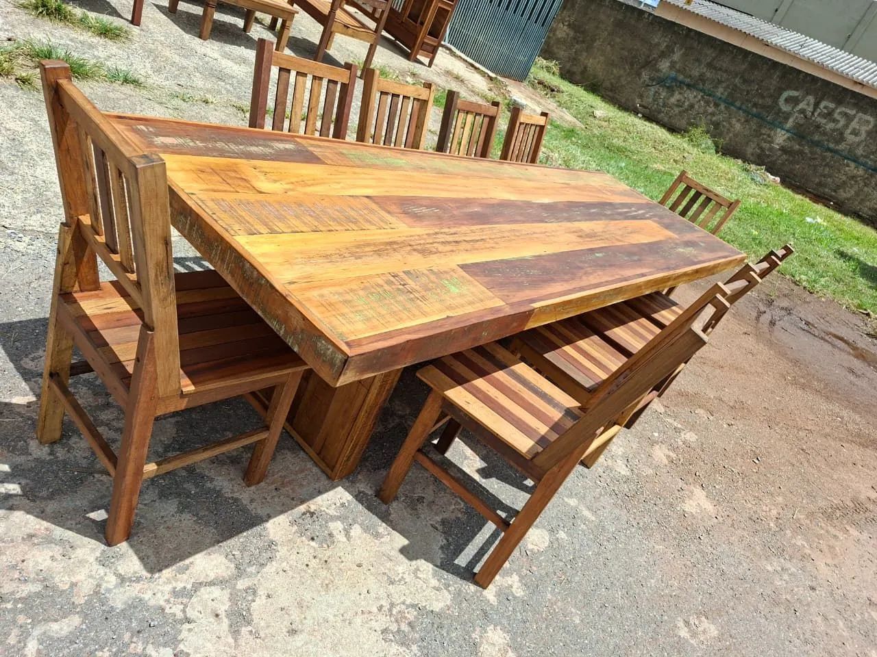 Mesa com 10 cadeiras 