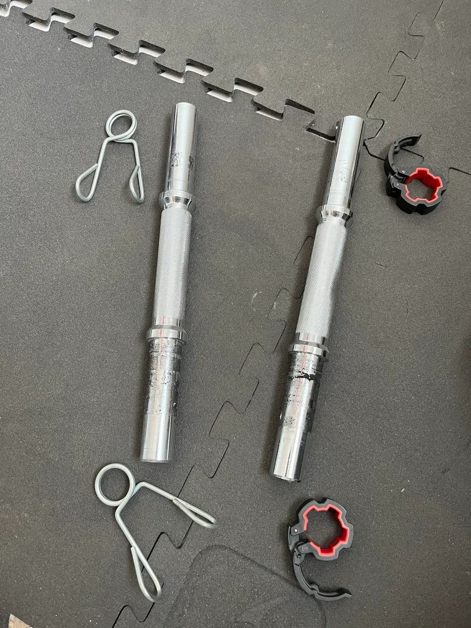 Um par de barras de mão para musculação 