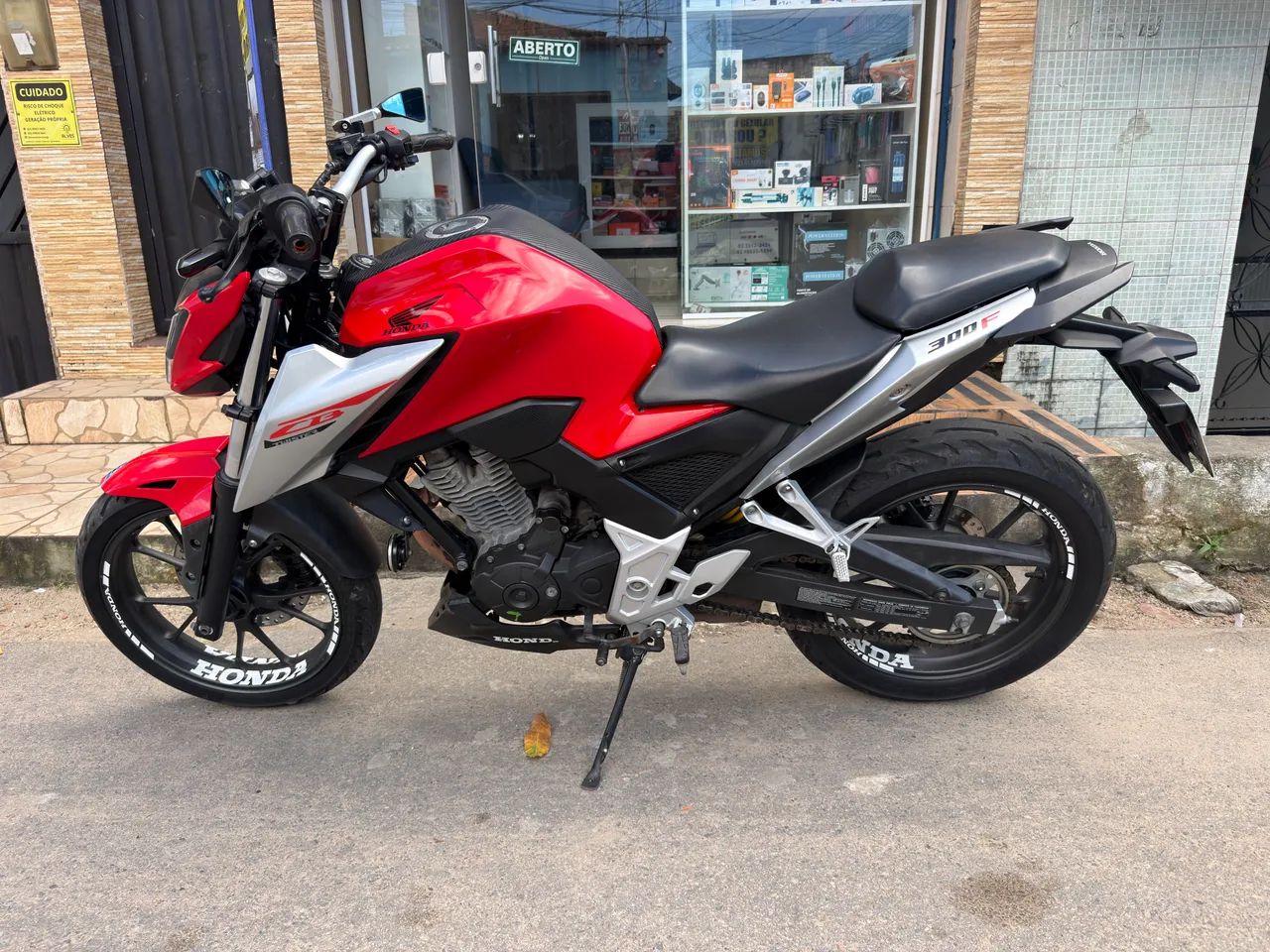 CB 300F 2023 - Foto 4
