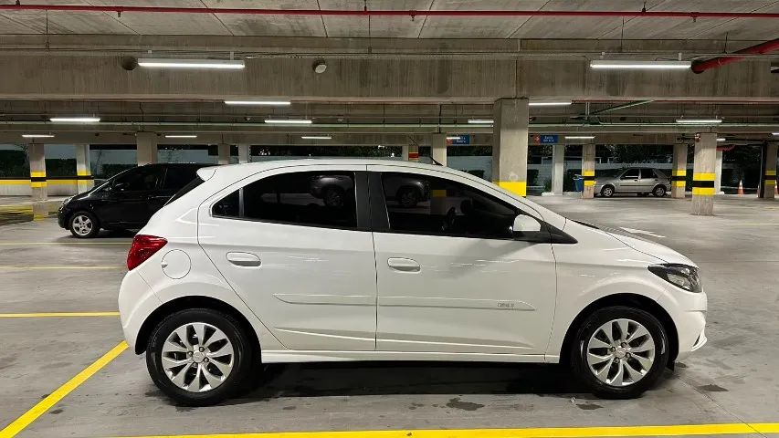 Chevrolet Onix Hatch LT 1.4 8V Flex Mec. 4P 2017 - Foto 2