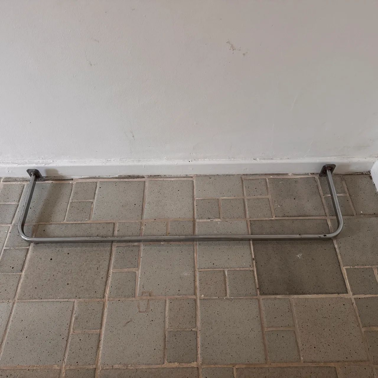 Arara de parede em inox 110cm