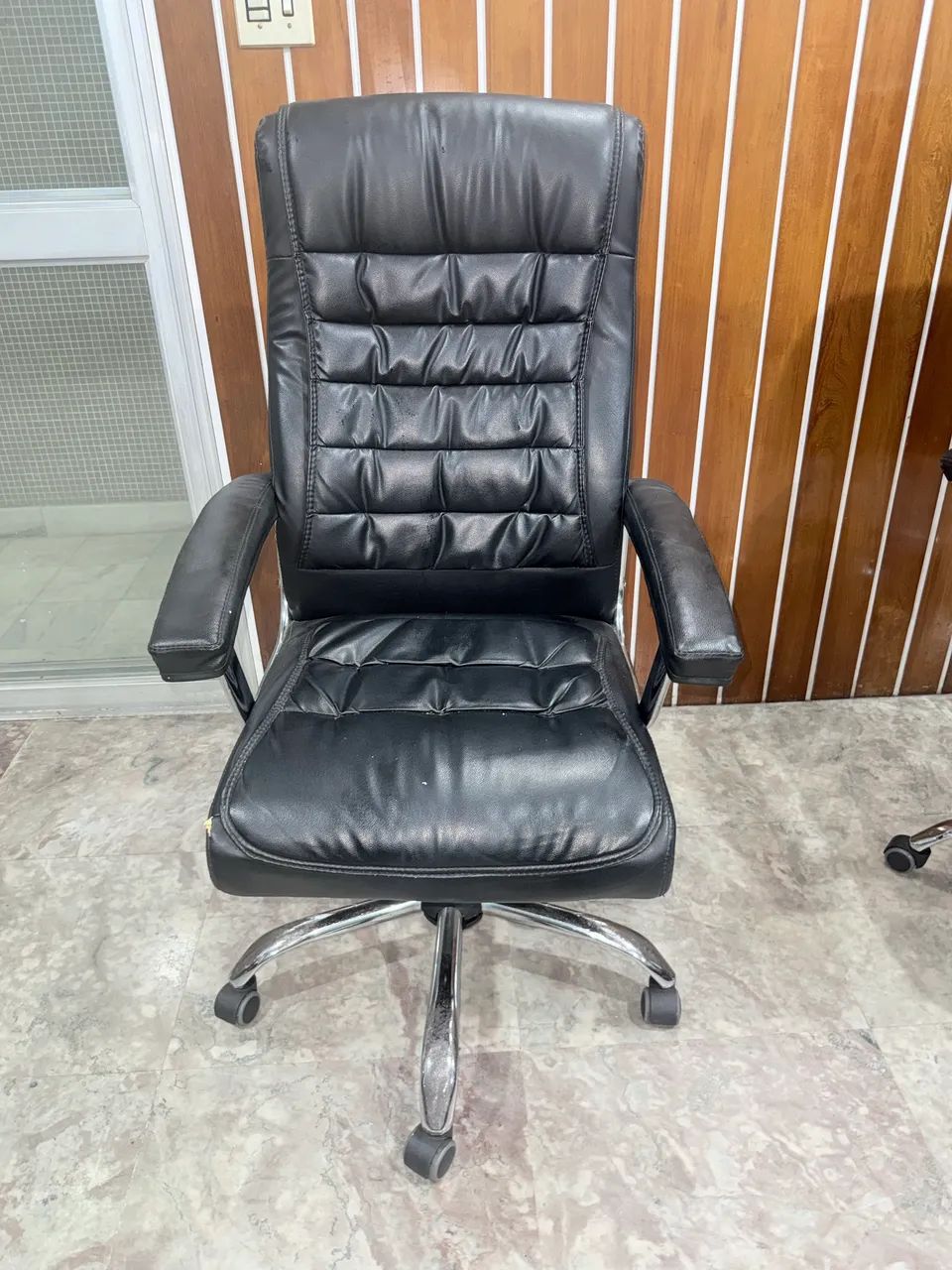 Cadeira Presidente Executiva Couro Sintético Base Cromada - Semi Nova  - Foto 3