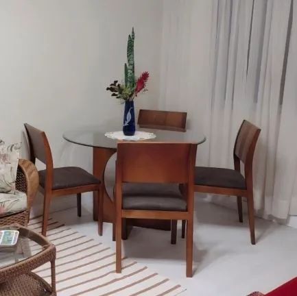 Mesa de vidro com quatro cadeiras