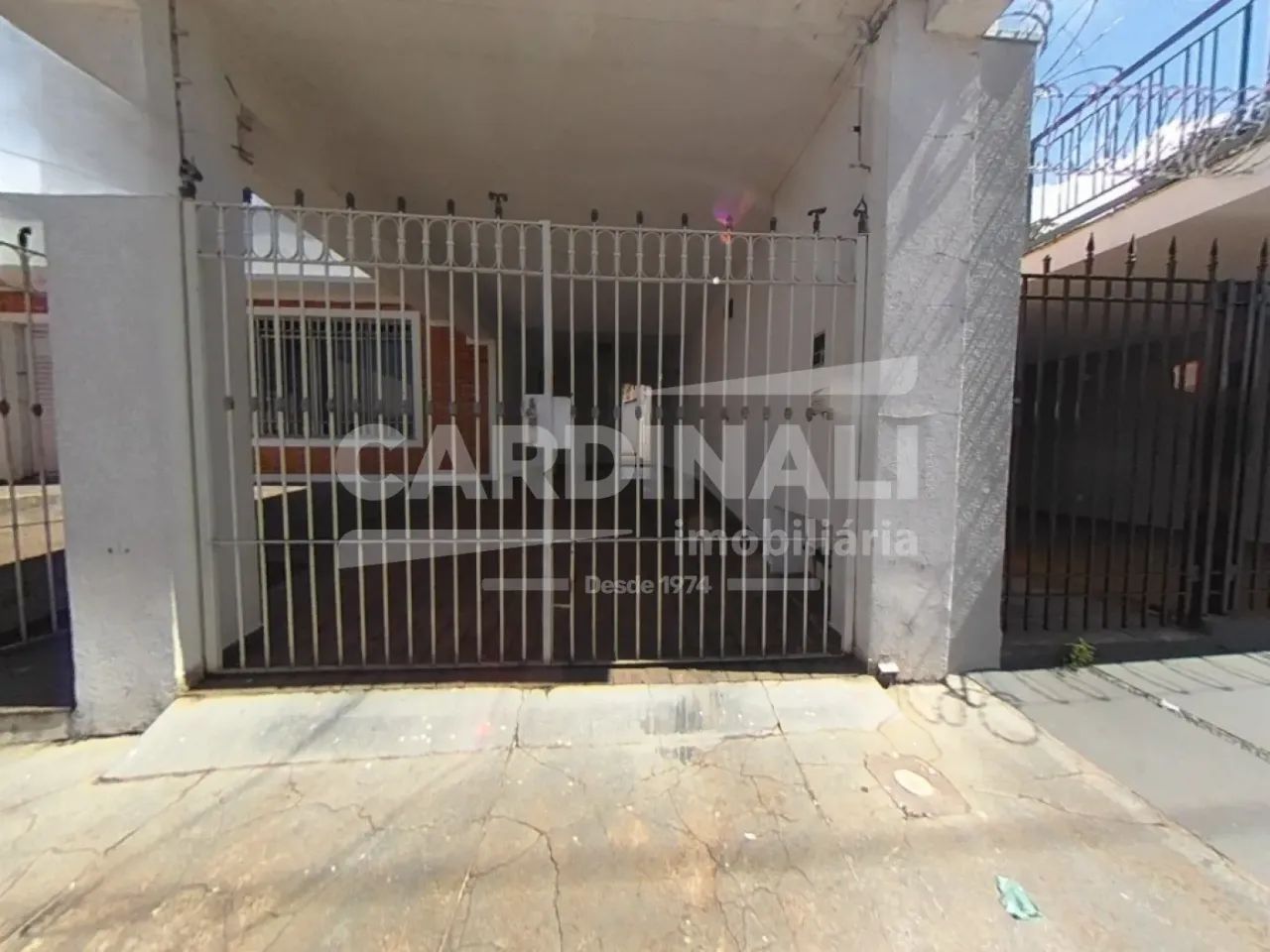 Casa de 3 dormitórios com edícula e piscina.