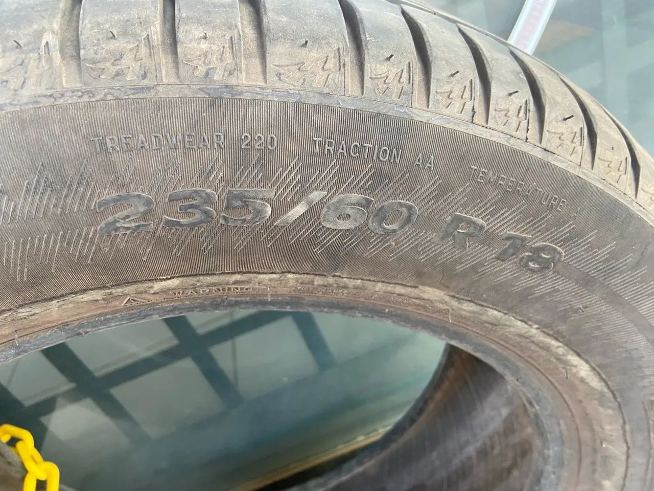 Pneus 235/60/28