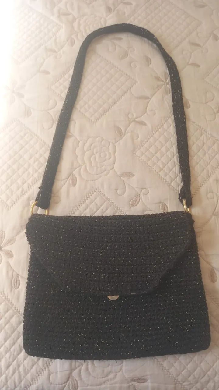Bolsa feminina de tecido usada.