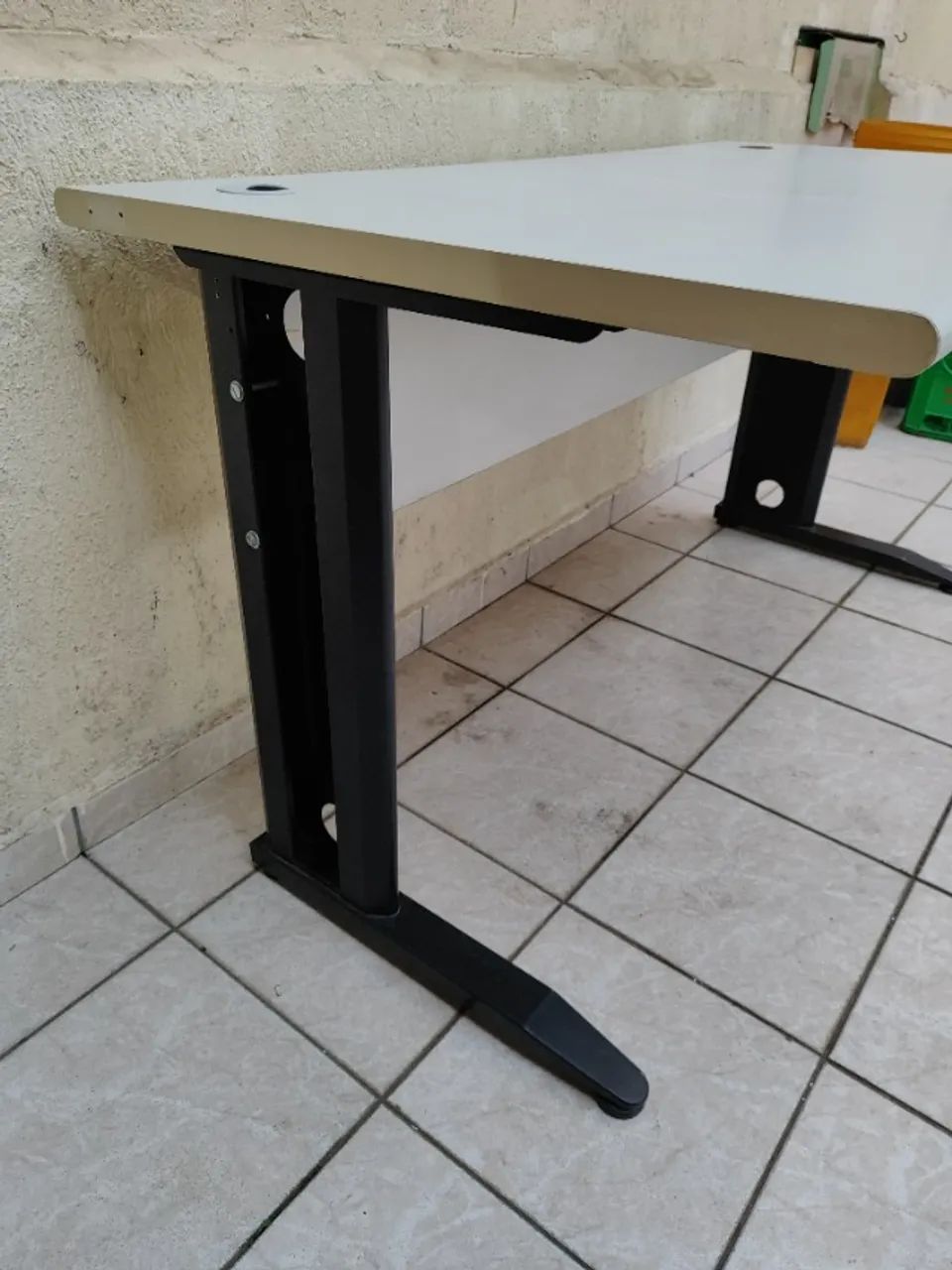 Mesa de Escritório Grande Retangular Branca com Pés de Ferro - 1,40m - Foto 3